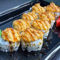Сансей с лососем в Sushi Dan