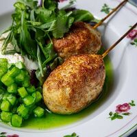 Кебаб из цыпленка с мацони и сальсой из огурца в MANANA