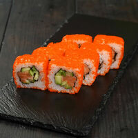 Ролл Калифорния с лососем в Green Sushi