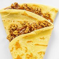 Блин с вареной сгущенкой и грецким орехом в Три печки