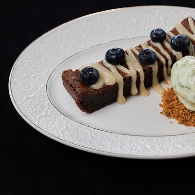 Брауни с миндальным кремом и сезонной ягодой в Duran по цене 590 ₽