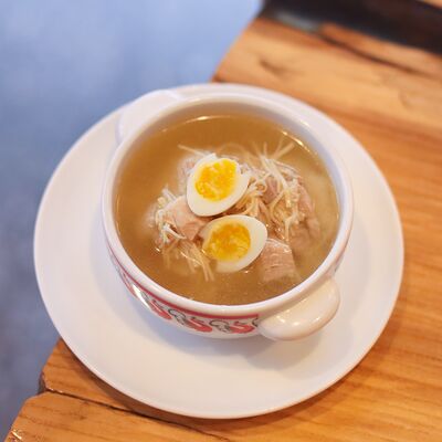 Куриный суп с домашней лапшой в Тарелочки по цене 590 ₽