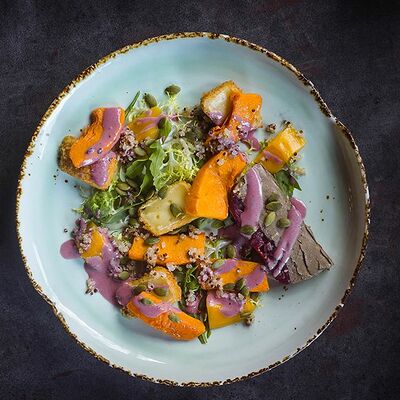 Салат с запеченной тыквой и сыром камамбер в Дюшес по цене 550