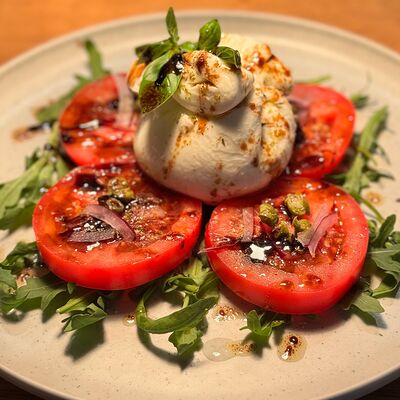 Буррата с томатами в Trattoria Siesta по цене 830 ₽