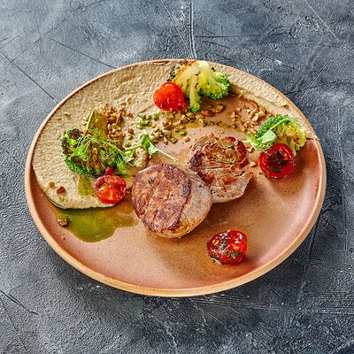 Нежная говяжья вырезка с муссом из баклажановв Менуа по цене 1050 ₽