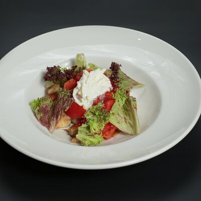 Салат из томатов с баклажанами и страчателлой в Монтенегро по цене 790 ₽