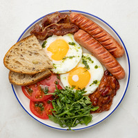 Завтрак по-английски с сосисками из говядины, куриной грудкой, руколой, лобио из томатов и фасоли в Василек