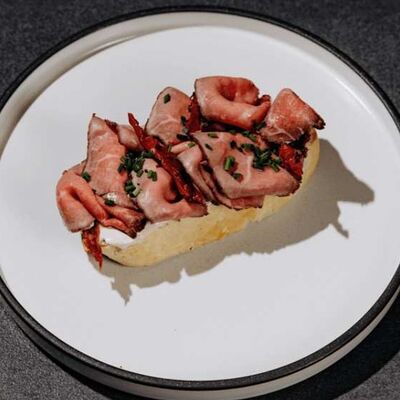 Брускетта с ростбифомв Cherish по цене 560 ₽