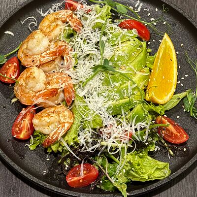 Салат с авокадо и креветкой в Смольный по цене 950 ₽