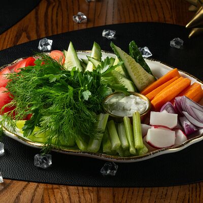 Большая овощная тарелка в Giorgio Suluguni по цене 790 ₽