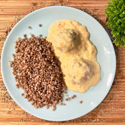 Тефтели в сливочном соусе с гречей в Три печки по цене 460 ₽