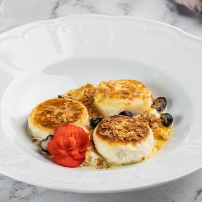 Сырники с кокосовым кремом и апельсиновым соусом в Патис по цене 495 ₽