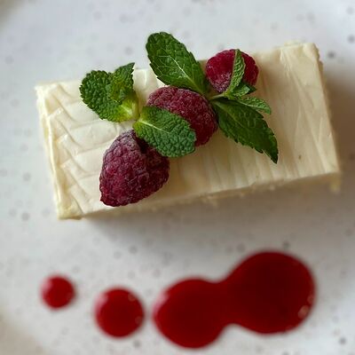 Торт малиновый в Еду домой по цене 300 ₽