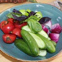 Ассорти свежих овощей и зелени в Vinograd