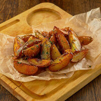 Картофель по-деревенски с соусом в Craft Lab Cafe