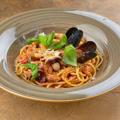 Спагетти с морепродуктами в соусе Наполитанно в Ели-Пили по цене 750 ₽