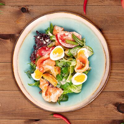 Салат с семгой слабой соли в Деда хинкали по цене 1320 ₽