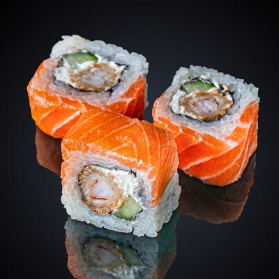 Филадельфия с королевской креветкой в Уми Суши по цене 795 ₽