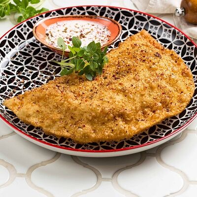 Чебурек с креветками и страчателлой в Maroon по цене 590 ₽