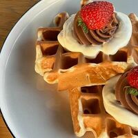 Вафли со сливочным кремом и шоколадным ганашем в Camon Cafe