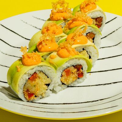 Ролл с авокадо и овощами темпура и соусом том ям в Сушки на макушке по цене 660