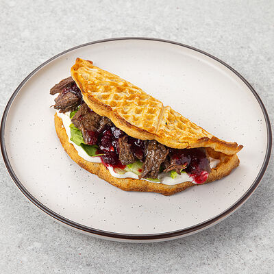 С томленым оленем в Vaffel Норвежские вафли, завтраки, кофе по цене 560 ₽