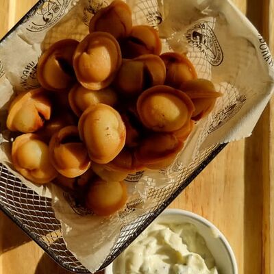 Пельмешки фри с чесночным соусом в Йохан-Пивохан по цене 490 ₽