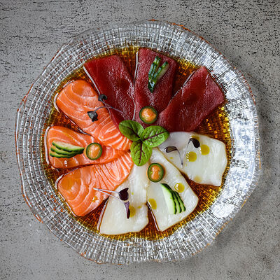 Тирадито Лосось, гребешок, тунец Аками блюфин в Tokyo Sushi по цене 2700 ₽
