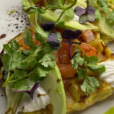 Русская брускетта на картофельной вафле с маринованными томатами в Корона по цене 528 ₽