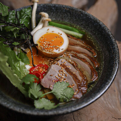 Рамен иватэ с уткой по-пекински и тофу в Zuka по цене 990 ₽