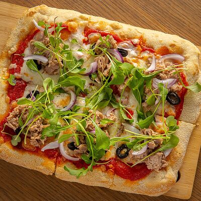 Римская пицца с тунцомв Centrale bistro по цене 1290 ₽