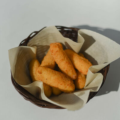 Палочки из сыра Моцарелла 4 шт в Pizza Club по цене 300 ₽