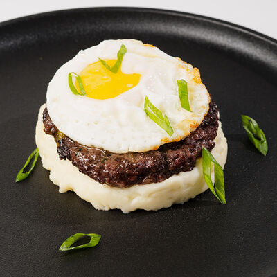 Бифштекс из дух видов мяса с картофельным пюре в Космос по цене 400 ₽