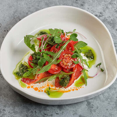 Томаты с перцем конфи, страчателлой и песто в Belochka по цене 500 ₽