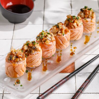 Ролл с обожженным лососем и угрем в ЛарисуВаннуХочу по цене 1490