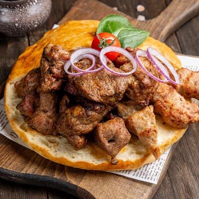 Шашлык в хлебе из свинины и баранины в Шашлык Хаус GRILL&PIZZA по цене 4097 ₽