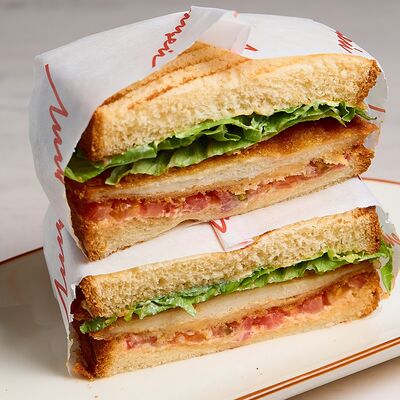 Сендвич с куриным шницелемв Лицей по цене 850 ₽