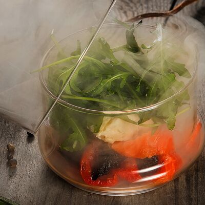 Салат из слабосоленой форели с руколой, сливочным сыром и вялеными овощами в Cruise по цене 800 ₽