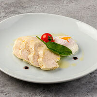 Куриная грудка на пару с яйцом пашот в Marilyn