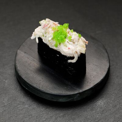 Спайси суши с крабовым салатом в Yuzawa Sushi по цене 150 ₽