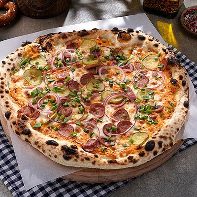 Пицца баварская в Paulaner по цене 990 ₽