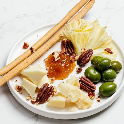 Сырная тарелка с орехом пекан и оливкамив Hello Wine по цене 1150 ₽