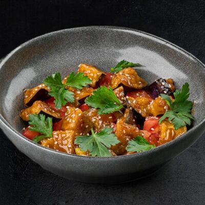 Салат с хрустящими баклажанами в Офицерское по цене 516 ₽