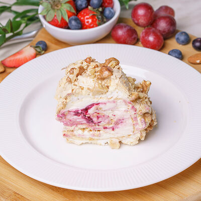 Меренговый рулет с вишневой начинкой в King Dessert по цене 375 ₽