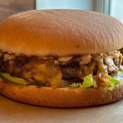 Бургер с говядиной в Хинкали от Гуся по цене 563 ₽