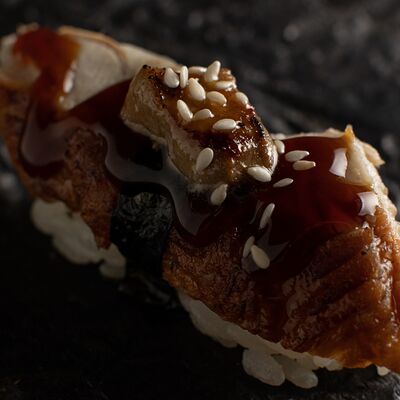 Суши Угорь с фуа-гра в Asian Hands по цене 552 ₽