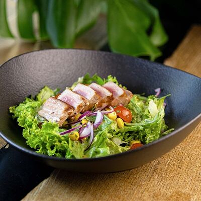 Салат с тунцом в Гриль-бар Бикью по цене 750 ₽