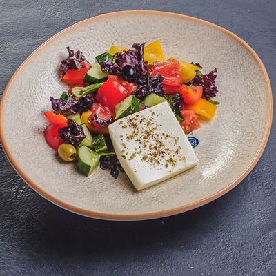 Салат с фетой в LAFALounge & cafe по цене 650 ₽