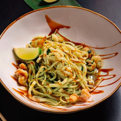 Удон с креветками и шпинатом в Том и ям по цене 1000 ₽