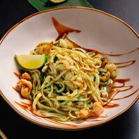 Удон с креветками и шпинатом в Том и ям